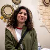 Ed ecco che pian piano nel locale vediamo entrare persone di tutte le et�, tutte originarie del �Paese dei cedri�. Tra loro c�� la 23enne Marianna Sleiman, che viene da Batroun e frequenta il secondo anno di un master in Agricoltura